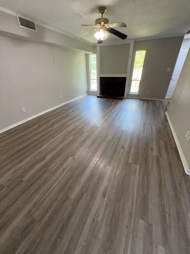 Building Photo - Spacious 3-bed/2-bath Townhome!