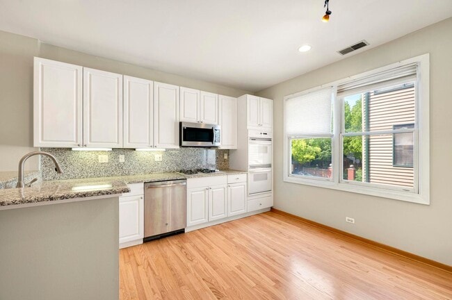 Building Photo - SOUTH LOOP - Gorgeous 3BD/2BTH Townhouse in gated community!