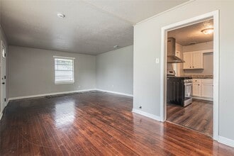 Building Photo - 5818 Glenhurst Dr