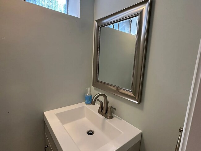 Foto del edificio - Furnished 4 Bedroom 2.5BA Home