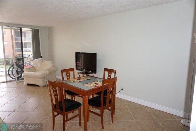 Building Photo - 2851 Somerset Dr