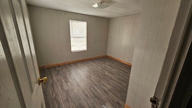 Building Photo - 2 bed 1 bath mobile home for rent