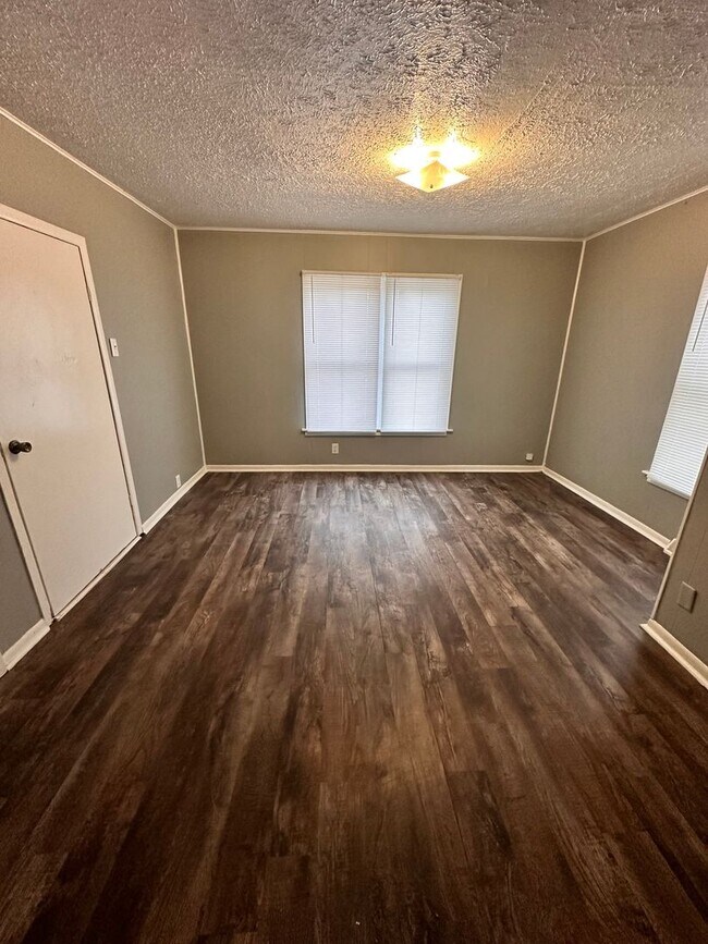 Building Photo - 2Bed/1Bath Home