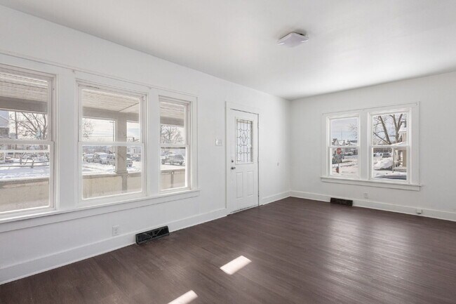 Foto del edificio - NOW AVAILABLE.  Fully remodeled...