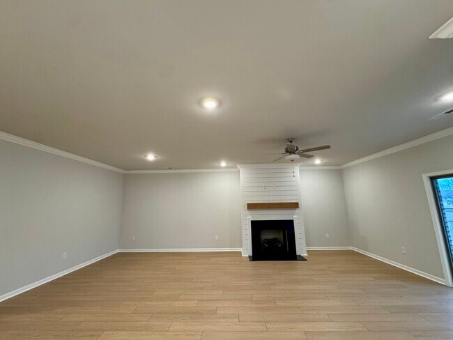 Building Photo - 207 Stockyard Cir