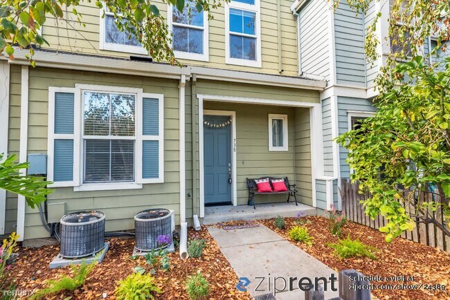 Building Photo - 3 br, 3 bath Townhome - 738 Seneca Terrace...