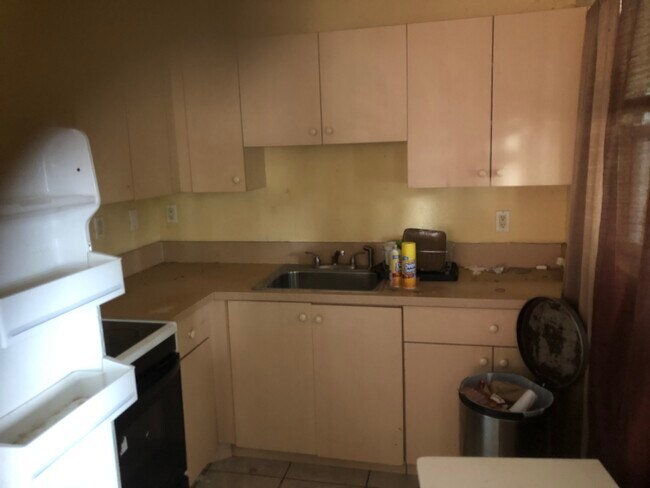 Kitchen - 1010 12th Ave W