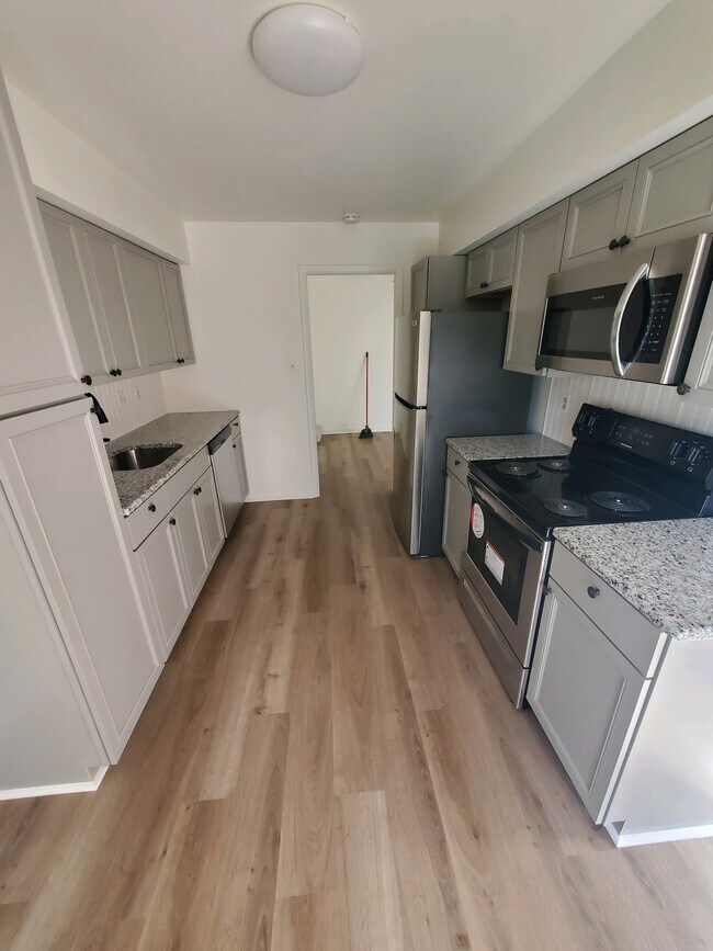 Kitchen - 300 Chapel Ct