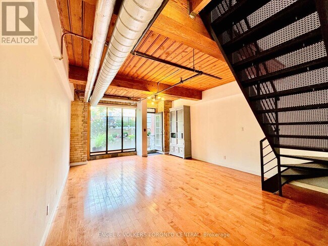Photo du bâtiment - 436-436 Wellington St W