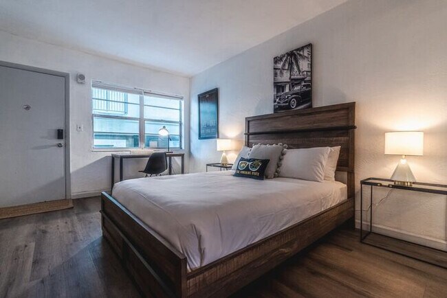 Foto del edificio - Travelers Hideout -1 block from the beach