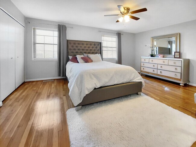 Foto del edificio - Experience refined living in the gated Dulaney Towers Community