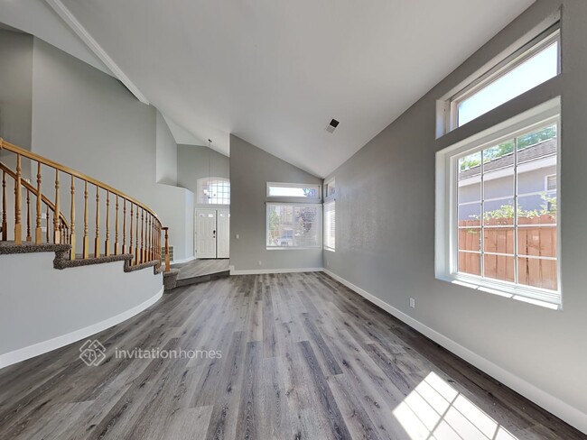 Building Photo - 105 Sandburg Ct