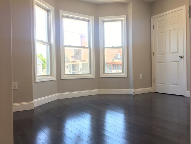 Foto del edificio - 3 bed/1.5 bath in Allston available for a September 1st move-in