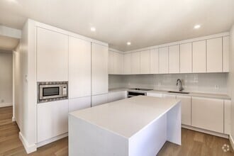 Building Photo - 3555 Chem. de la Côte-des-Neiges
