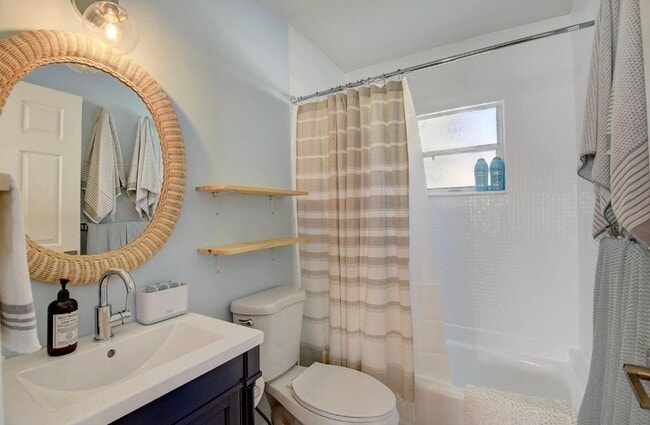 Building Photo - 212 SW 1st Ave