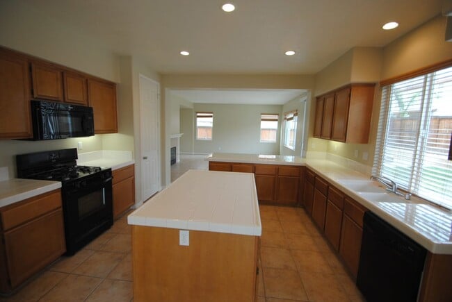 Building Photo - 27182 Delphinium Ave