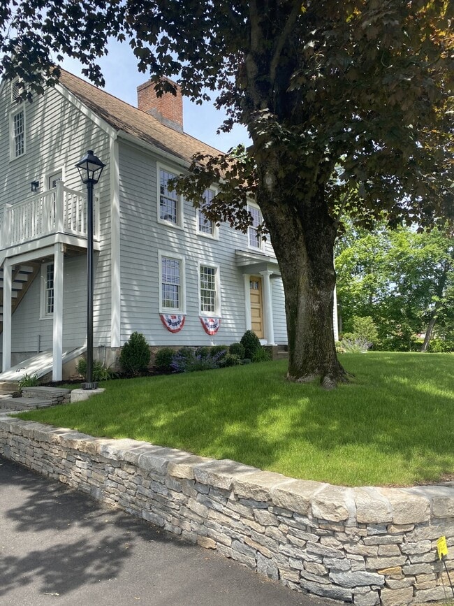 Foto del edificio - 589 S Main St