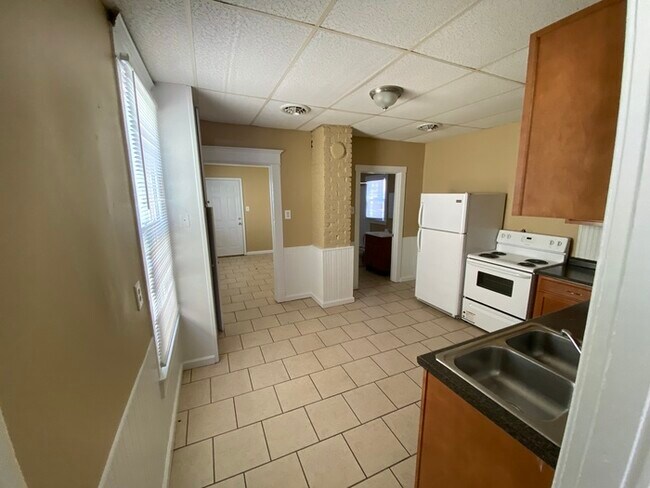 Building Photo - Shotgun styled  home super close to UofL C...