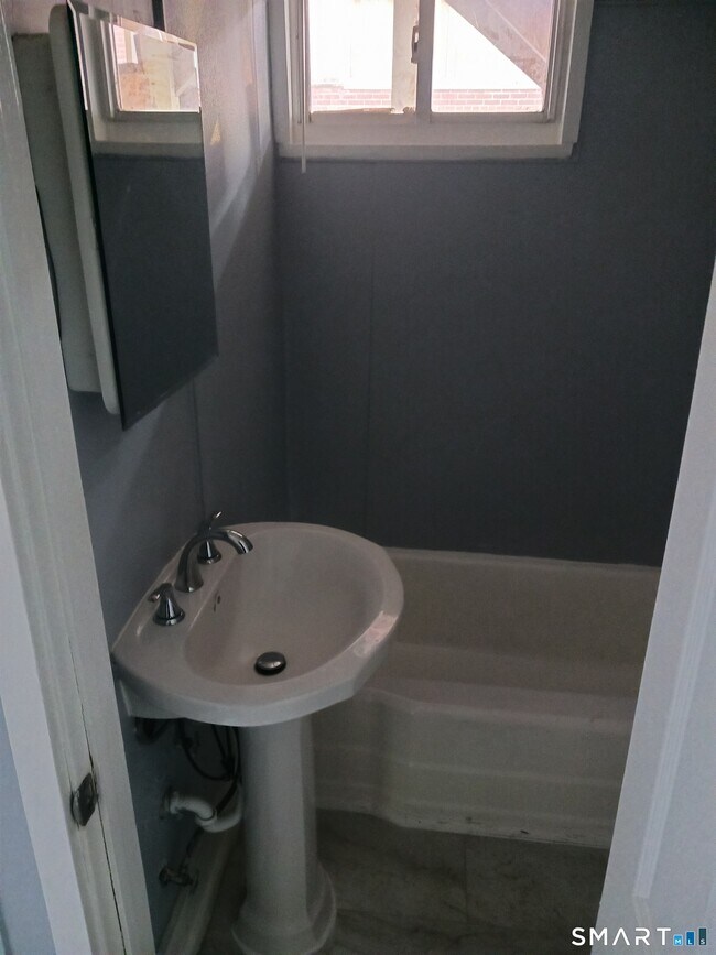 Building Photo - 26 Crescent St