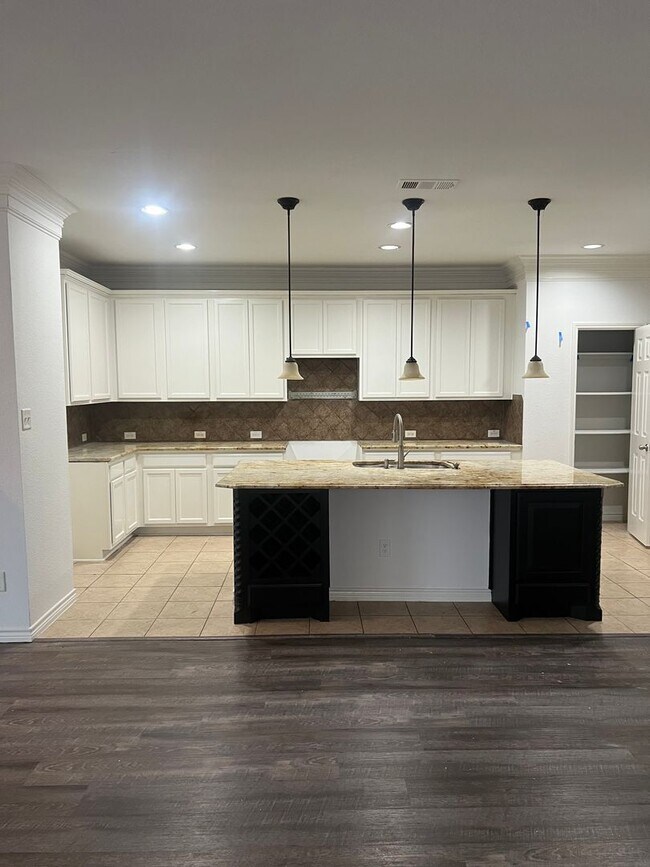 Foto del edificio - Newly Updated Expansive 5 Bedroom 3.5 Bath...