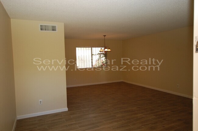 Building Photo - 3131 W Royal Palm Rd