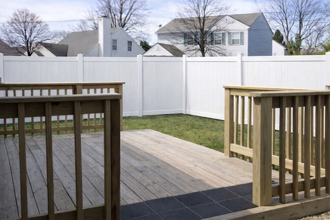 Foto del edificio - 734 Burgess Ave