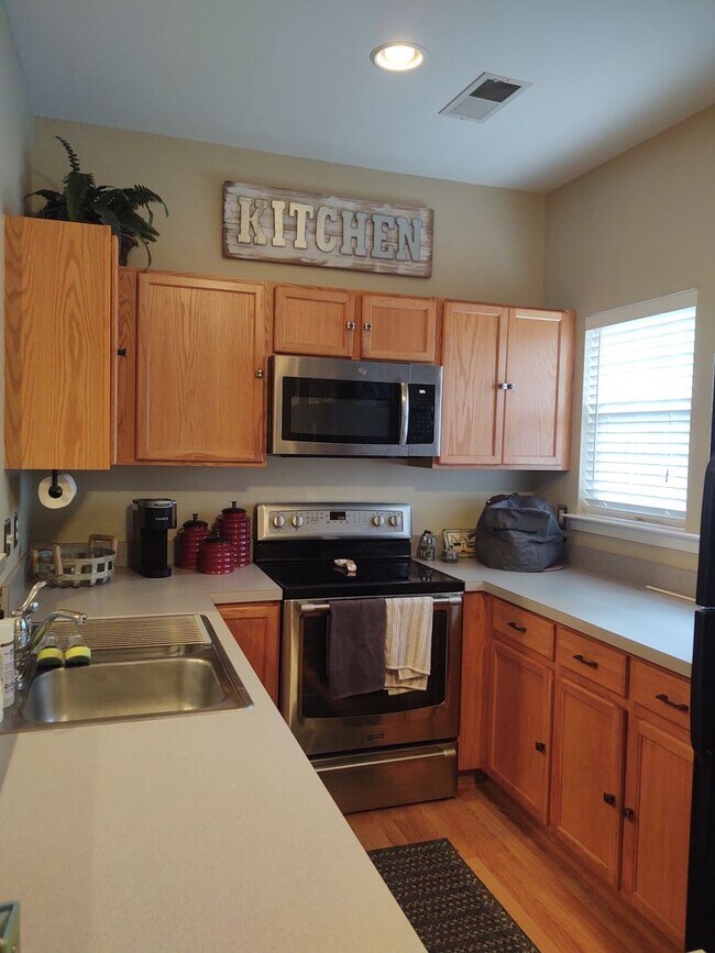 Foto del edificio - Beautifully maintained, move in ready Town...