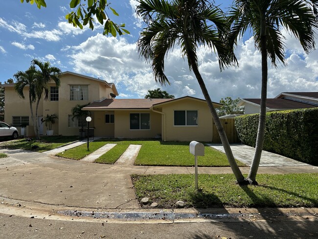 Foto del edificio - 8302 SW 10th St