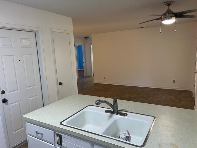 Foto del edificio - 8518 Woodstone Dr