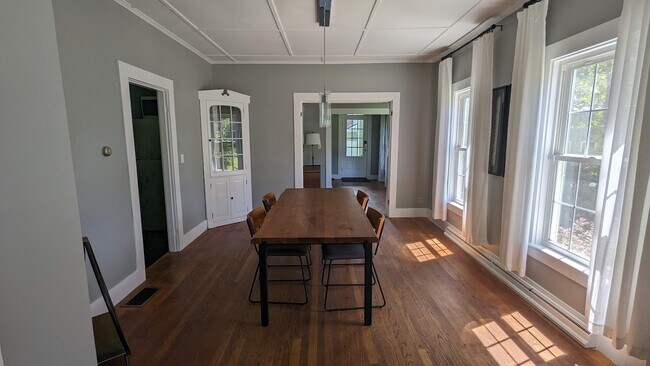 Building Photo - 102 Church St