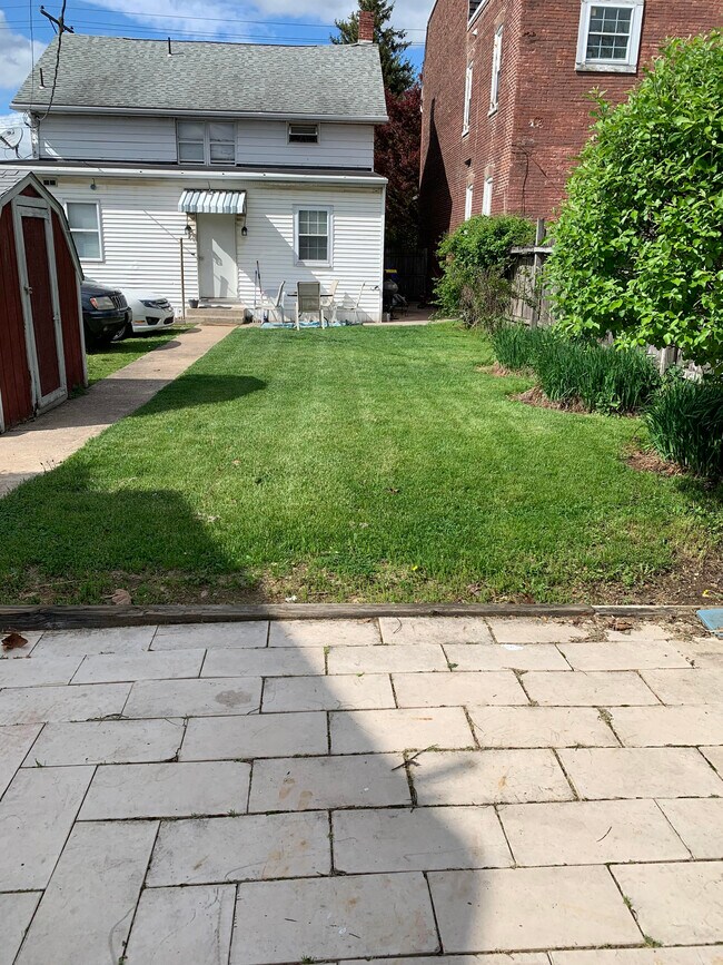 Shared yard with front house - 1342 Mount Rose Ave