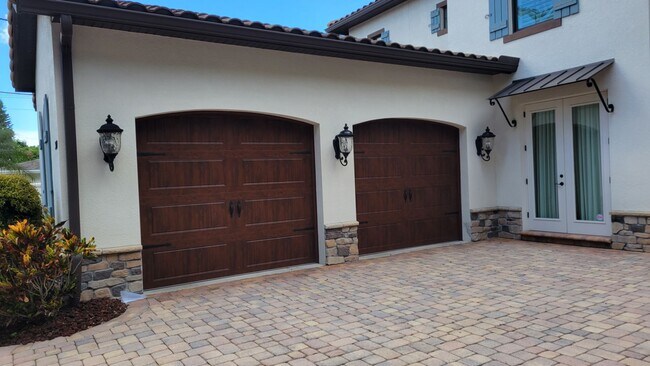 Building Photo - Seasonal stunning 5/5 pool home west of trail near Siesta Key!