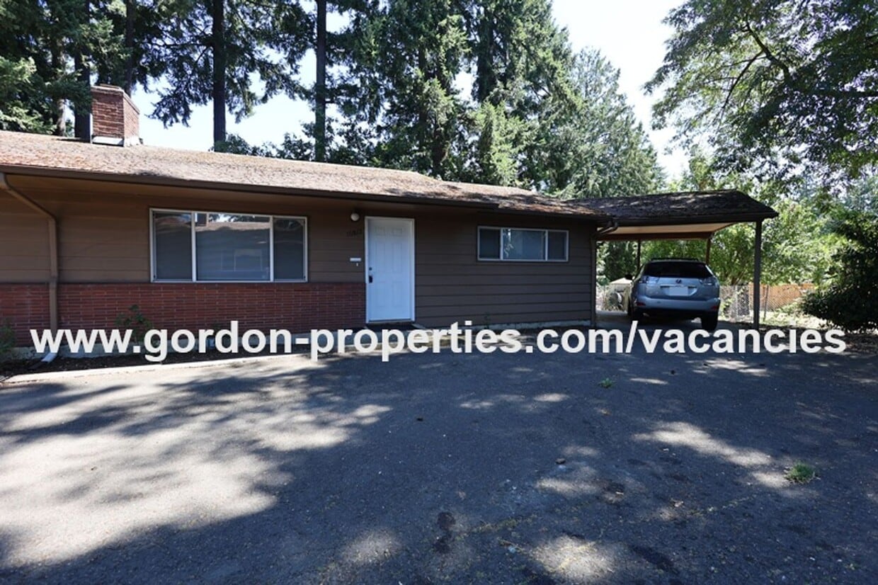Primary Photo - SE Green Vista Dr - Milwaukie 2 bedroom duplex with fireplace