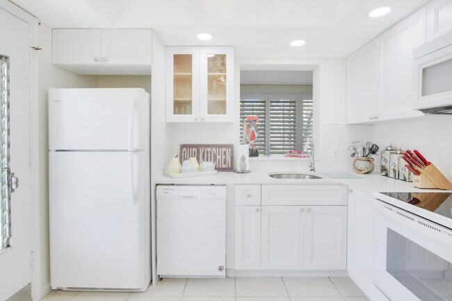 Building Photo - 325 S Beach Rd