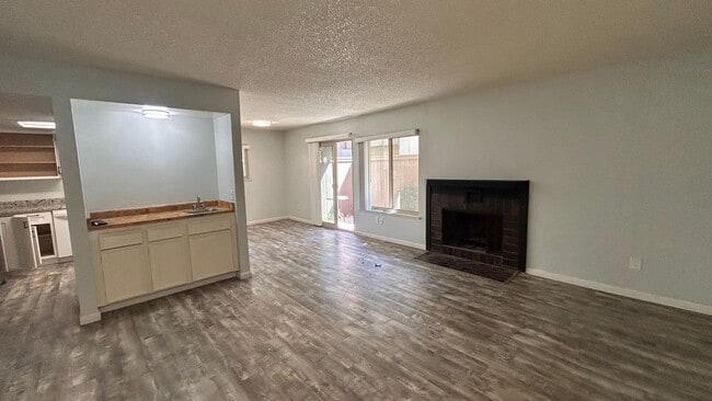 Building Photo - 3701 Colonial Dr