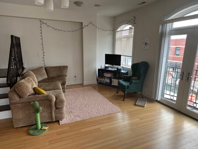 Lots of windows in living room area - 507 N Oakley Blvd