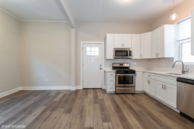 Building Photo - 2909 N Ridgeway Ave