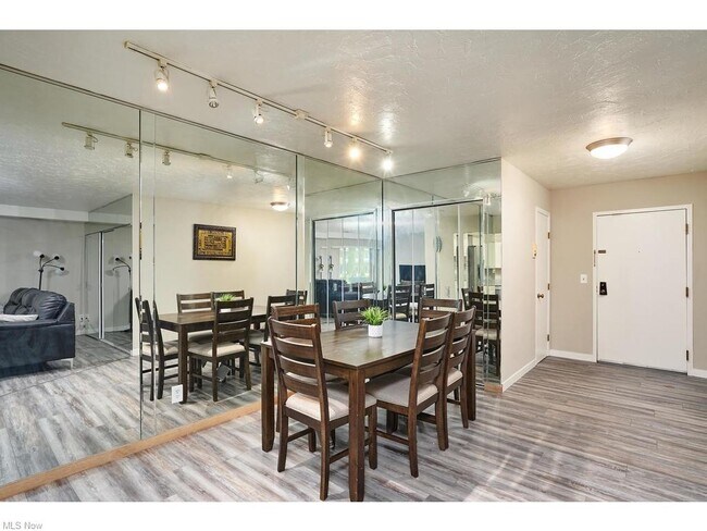 Building Photo - 2112 Acacia Park Dr