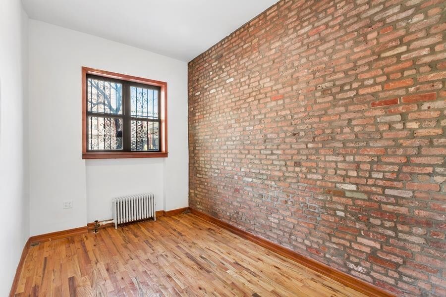 Primary Photo - 325 E 11th St