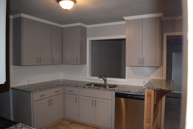Building Photo - Cozy Comfort in a Great Location: Spacious...