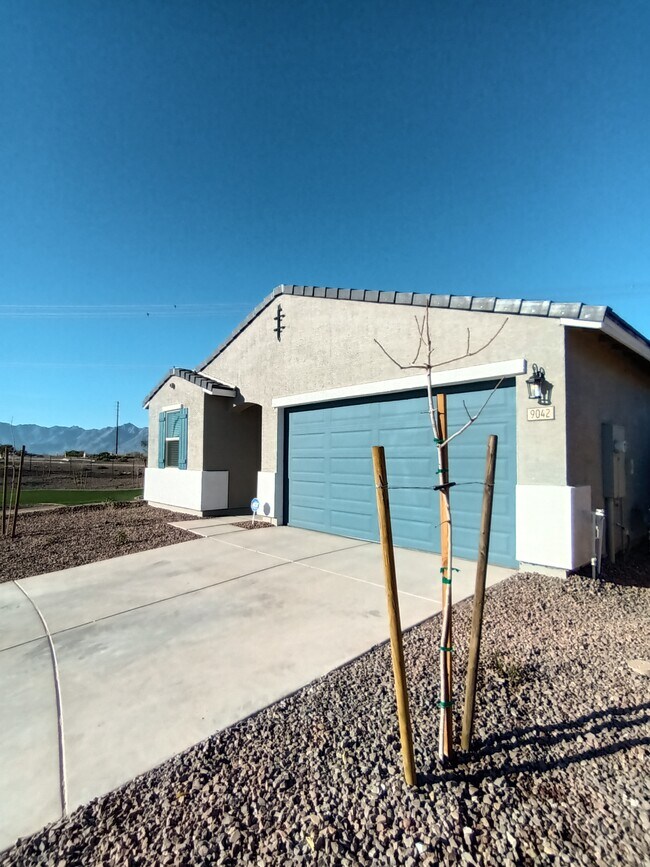 Building Photo - 9042 S 69th Dr