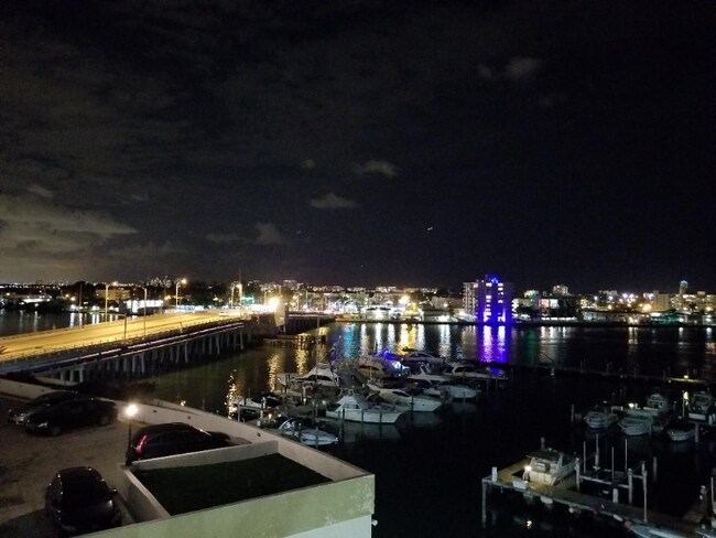 Building Photo - 7601 E Treasure Dr