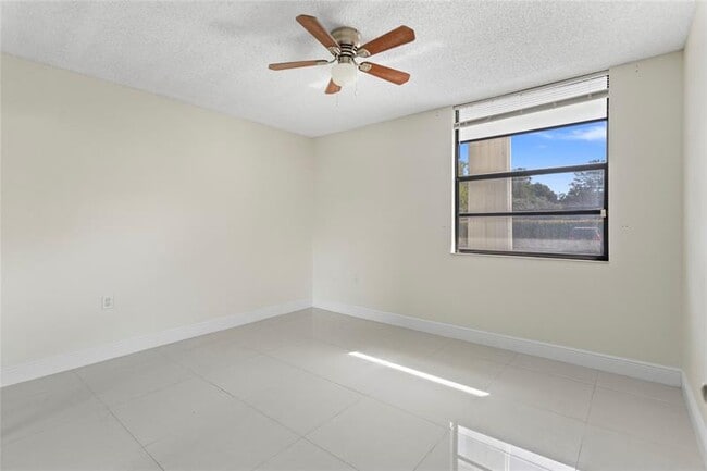 Building Photo - 1719 Whitehall Dr