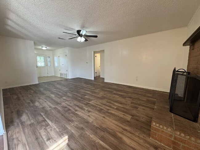 Foto del edificio - Lovely 3 bedroom 2 bath in desirable neigh...