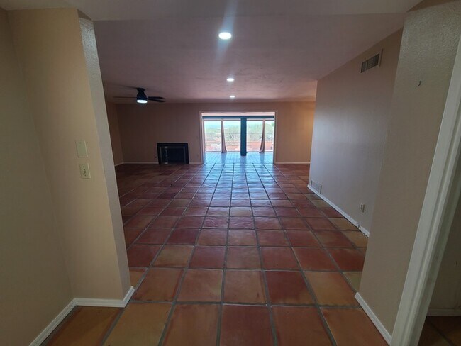 Building Photo - Beautiful 3bedroom 2 bathroom