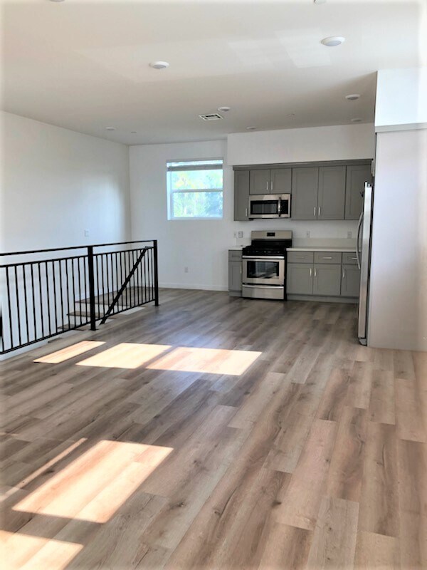 Primary Photo - 16753 Sherman Way