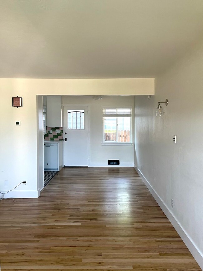 Building Photo - Remolded Mid-Town / South-West location wi...