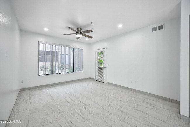 Foto del edificio - 4925 E Desert Cove Ave
