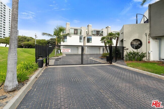 Building Photo - 13 Sea Colony Dr