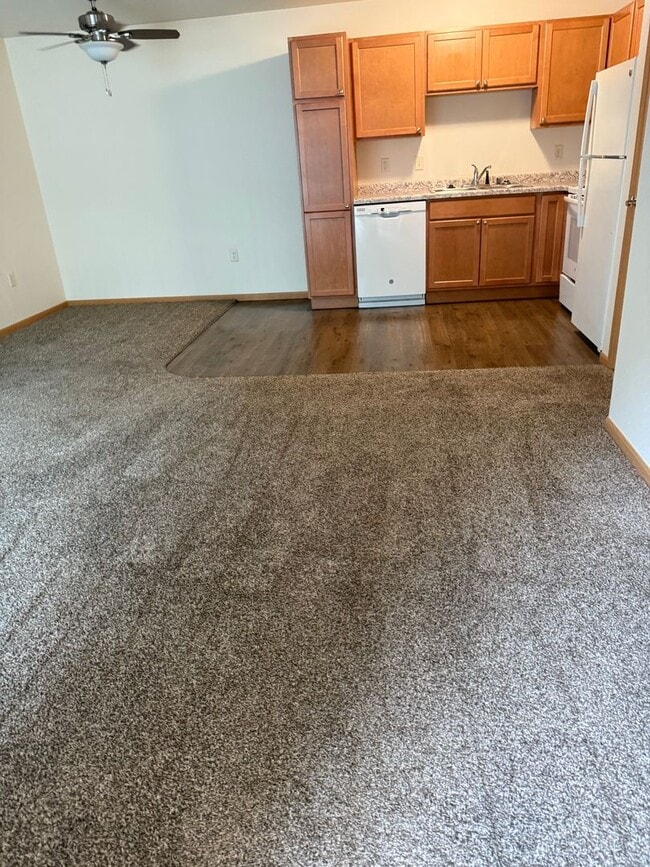 Interior Photo - Riverwood Apartments - 514 McEvoy St